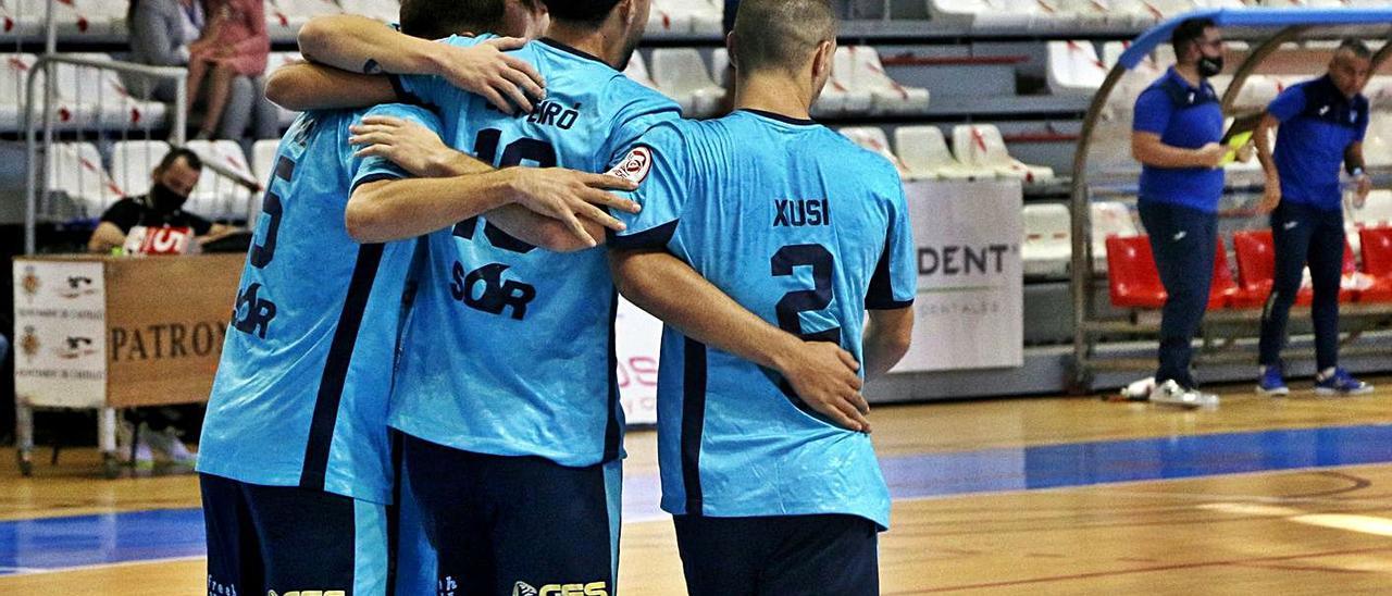 Cuatro jugadores del Family Cash Alzira FS celebran un gol en un partido reciente. | RAÜL AMAT