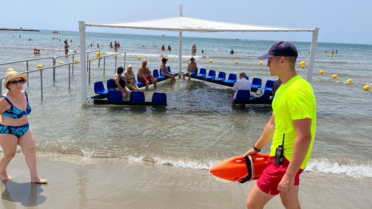 Sillas instaladas en la orilla de una playa de Santa Pola para personas con movilidad reducida