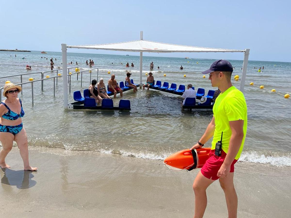 Sillas instaladas en la orilla de una playa de Santa Pola para personas con movilidad reducida