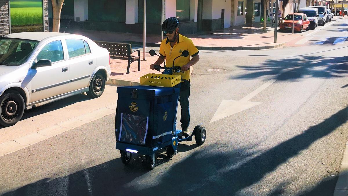 Un momento del reparto de Correos en Orpesa.