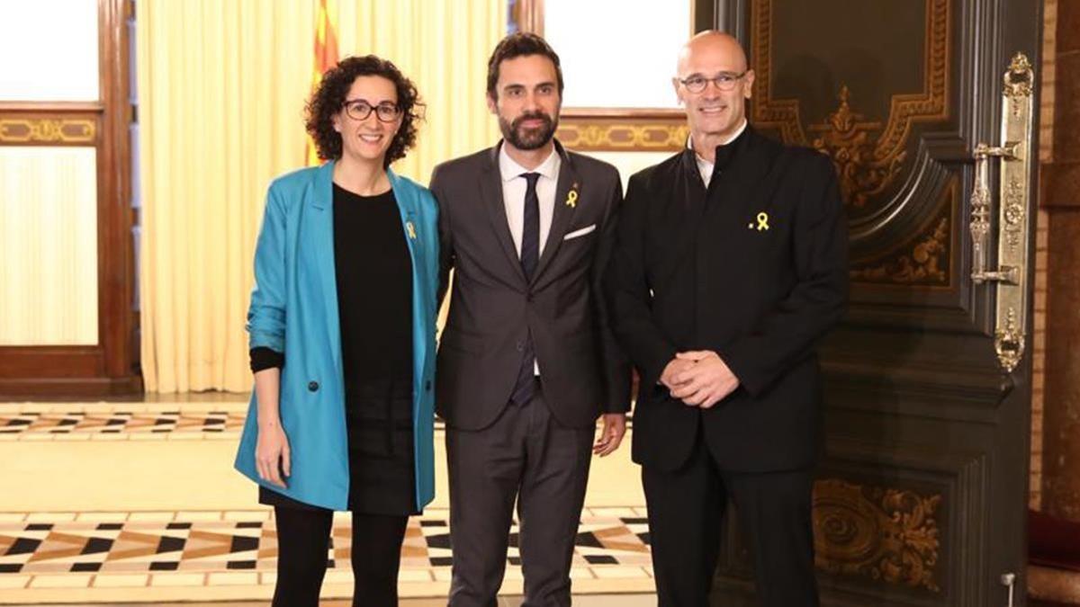 Roger Torrent recibe a Marta Rovira y Raül Romeva, este viernes en el Parlament, dentro de la ronda de contactos con los grupos.