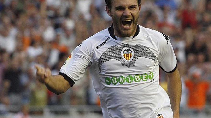 Juan Manuel Mata celebra el primer gol del Valencia ante el Sevilla. / heino kalis