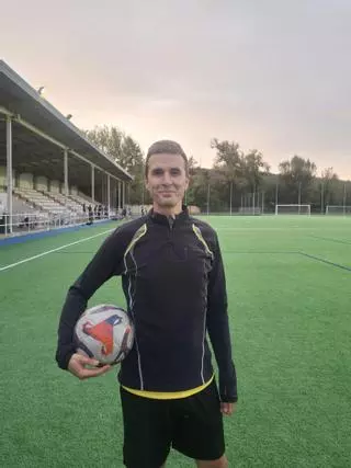 José Carlos de Miguel, entrenador en Santiago: «Hay padres que creen que sus hijos están jugando la Champions y son Messi»