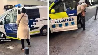 Vídeo | Una dona puja a un parell de vehicles de la Guàrdia Urbana de Barcelona sense vigilància