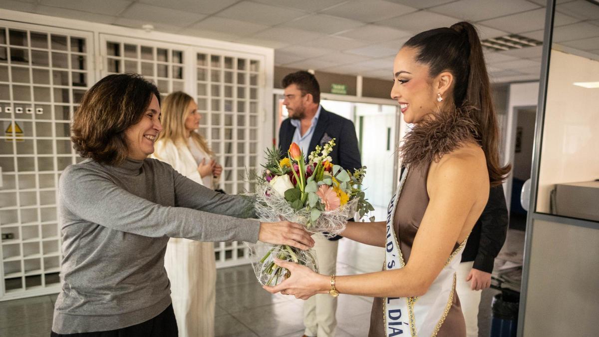 Visita de la candidata a reina de McDonald's y El Día