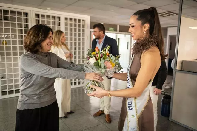 Visita de la candidata a reina de McDonald's y El Día