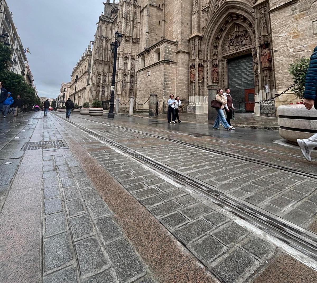 Pavimento de la Avenida de la Constitución durante las lluvias, una vez paradas las obras