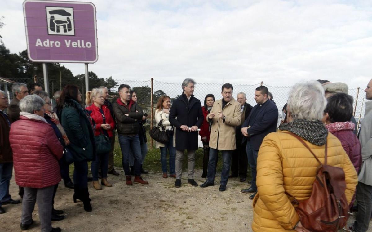 La visita del conselleiro a Adro Vello en 2020, cuando los vecinos hicieron sus peticiones. | // FDV