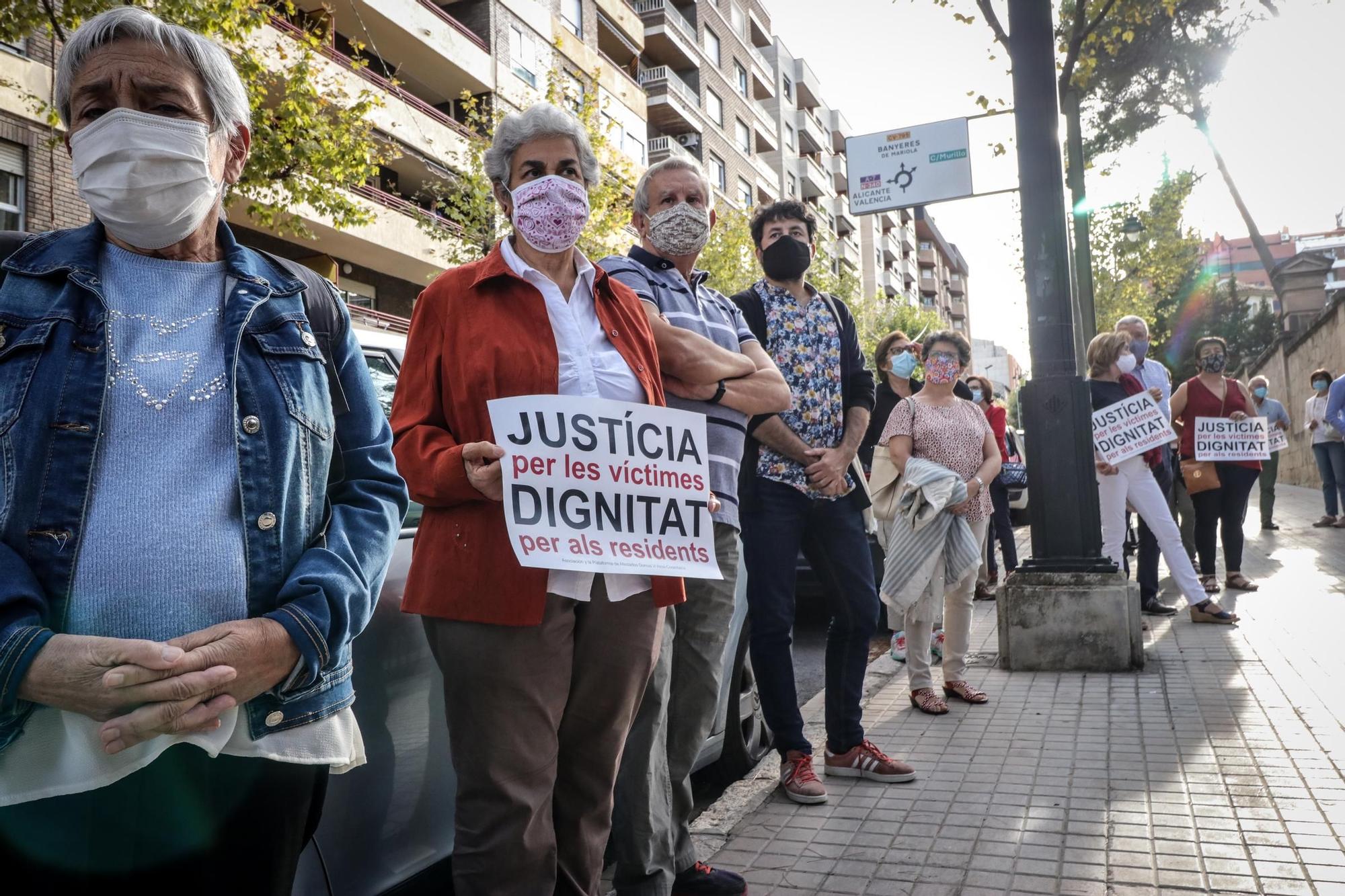 Los familiares de la residencia de Oliver se concentran para pedir responsabilidades al Gobierno autonómico