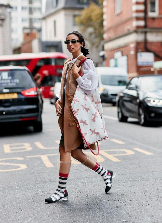 Con vestido y botas de agua