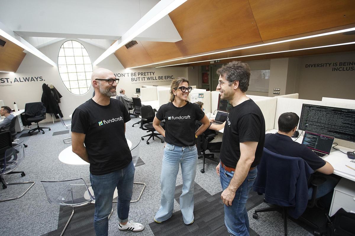 D'esquerra a dreta, Victor Martin, Olga Porro i Julien De Mayer, fundadors de Fundcraft.
