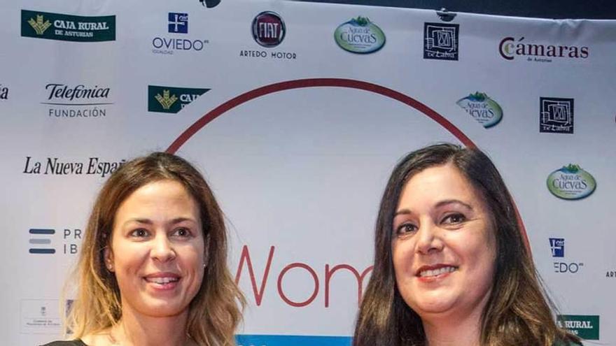 Paula Beirán con Laura Llano, hermana de Isasaweis.