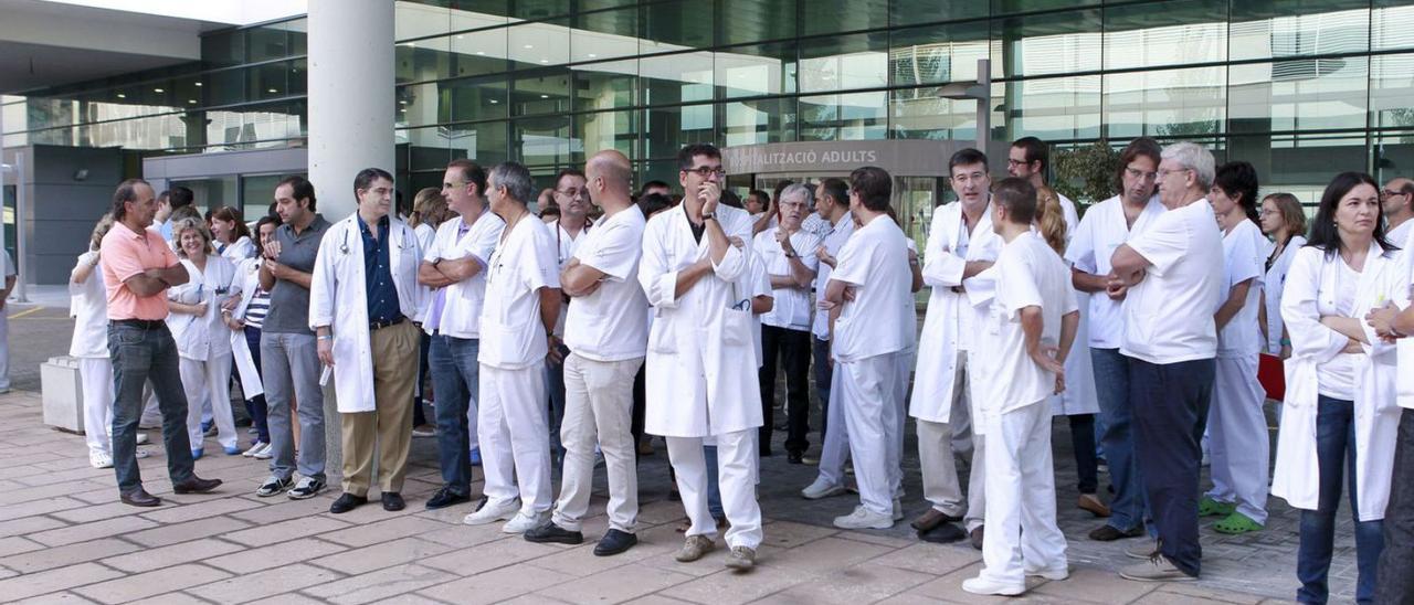 Imagen de archivo de una concentración de médicos en el hospital de Son Espases.