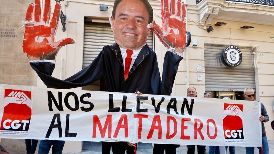 Concentración de víctimas de la dana a las puertas de Les Corts