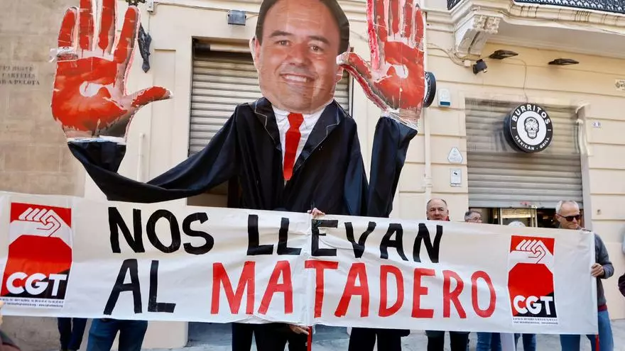 Concentración de víctimas de la dana a las puertas de Les Corts