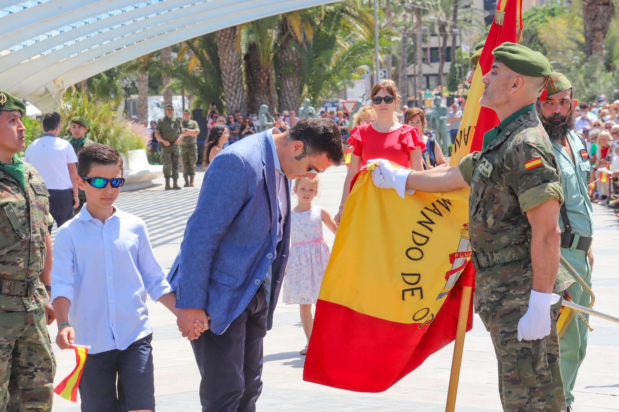 Sol y fidelidad a la bandera en Torrevieja