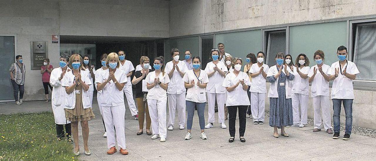 El personal del centro de salud Mieres Sur, ayer, aplaudiendo a la ciudadanía.