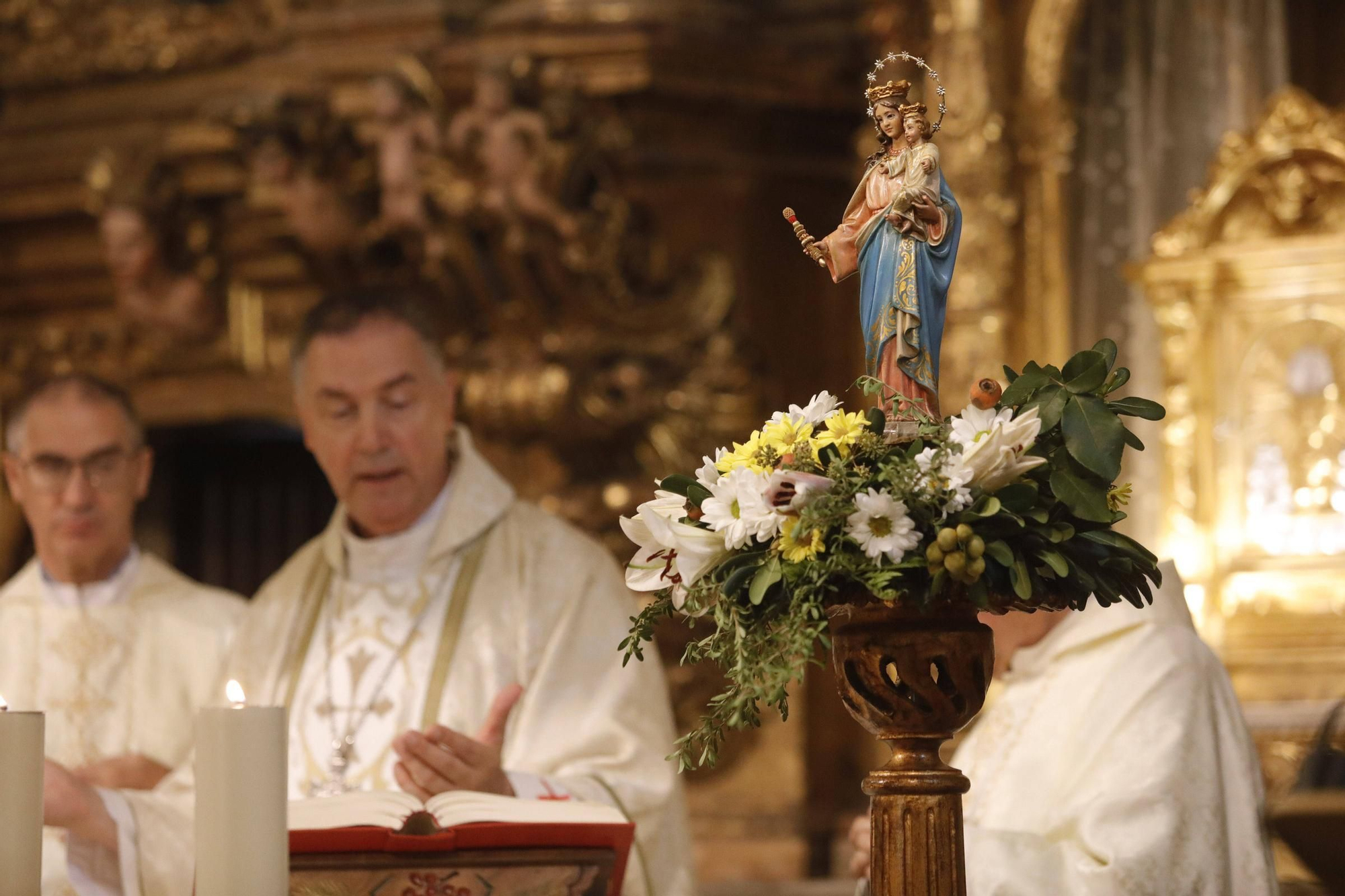 El cardenal Ángel Fernández Artime oficia la primera misa cardenalicia de Gozón en el día de Todos los Santos en la parroquia de Santa María de Luanco