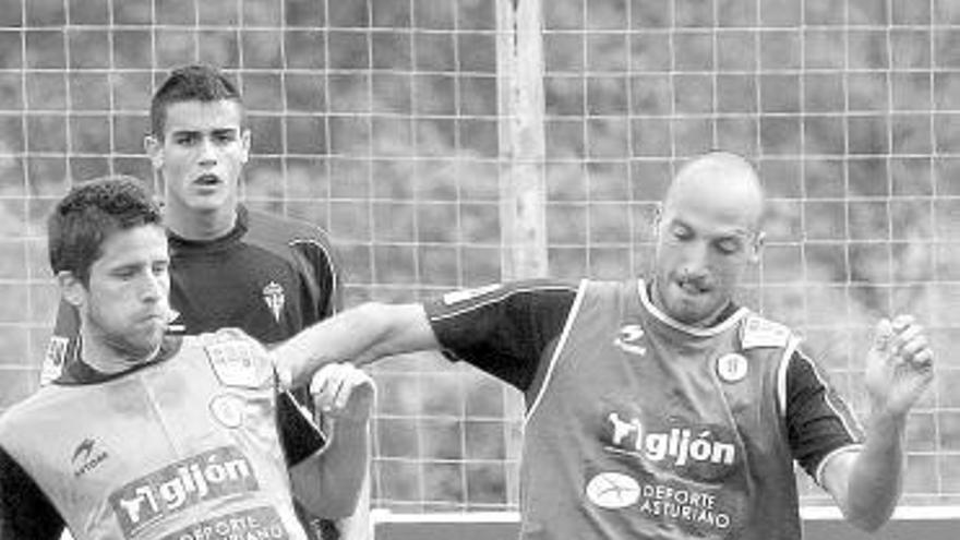 Matabuena pugna por un balón con Andreu en presencia de Alain.