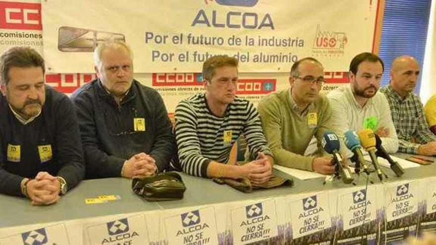 Todos a una por el futuro de la fábrica de aluminio de Avilés: Iñaki Malda, secretario de la unión comarcal de UGT en Avilés; José Manuel Rodríguez Baltar, secretario de la unión comarcal de CC OO en Avilés; José Antonio Jaquete, de la Asociación Profesional de Cuadros; José Manuel Gómez de la Uz (CC OO), presidente del comité de la fábrica de Alcoa; Damián Manzano (Federación de Industria de CC OO); Jenaro Martínez Paramio (Federación de Industria de UGT); Juan José Estrada (Federación de Industria de USO); Daniel Cuartas, delegado de UGT en Alcoa; Israel Castro, secretario de la unión comarcal de USO en Avilés; y Sergio Sobrido, delegado de USO en Alcoa.