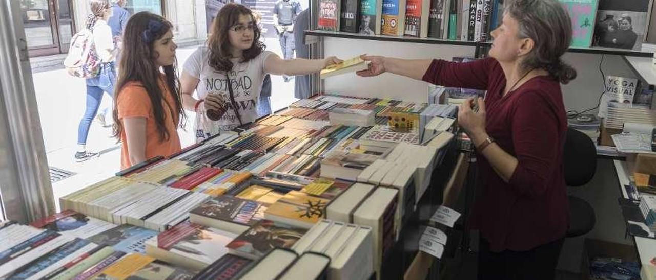 Algunhas feiras do libro corren risco de non celebrarse. Imaxe da de Vigo o pasado ano. //Cristina Graña