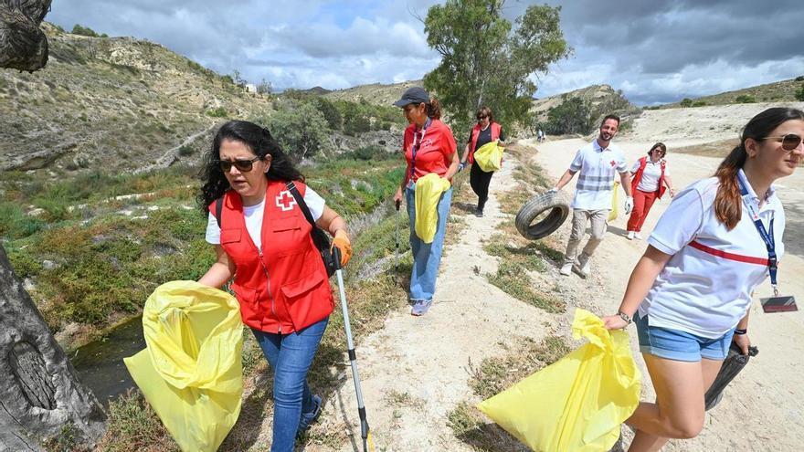 De ruedas a infinidad de plásticos: Cruz Roja retira 200 kilos de residuos del Vinalopó en Elche