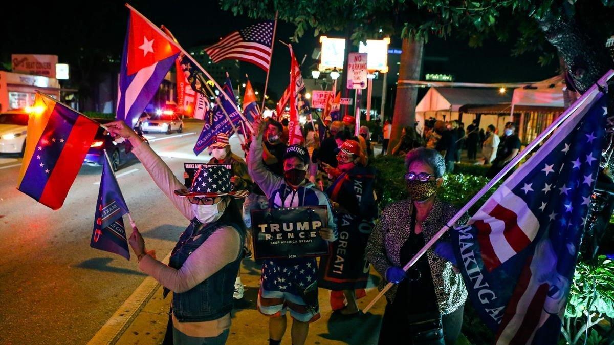 Los partidarios del presidente de los Estados Unidos, Donald Trump, frente al restaurante cubano Versailles en Miami, Florida.