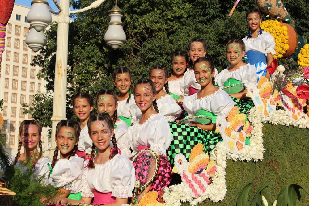 Tres generaciones de falleras en la Batalla de Flores