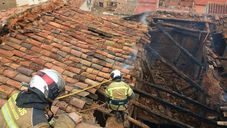 Los bomberos sofocan con problemas un incendio en Ibdes