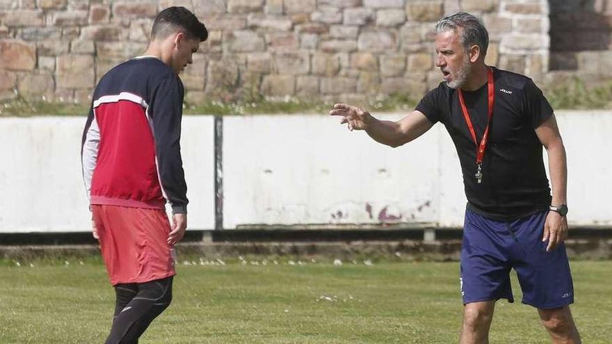 Oli da indicaciones a Omar Fernández, durante el entrenamiento de ayer en Miramar.