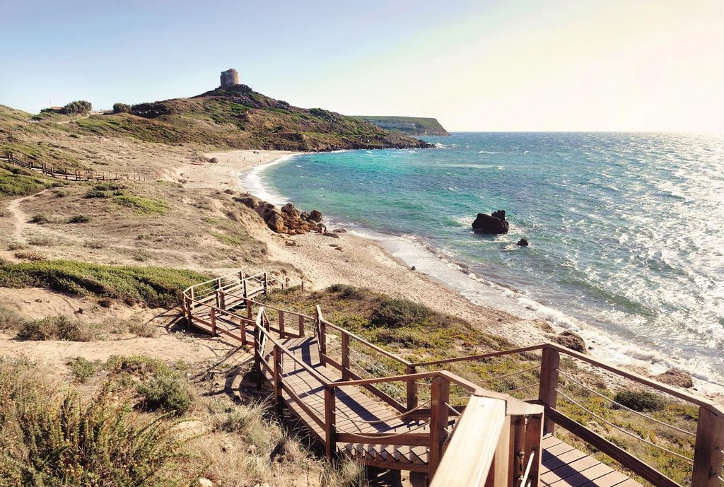 Pasarela que da acceso a la playa en la península del Sinis.