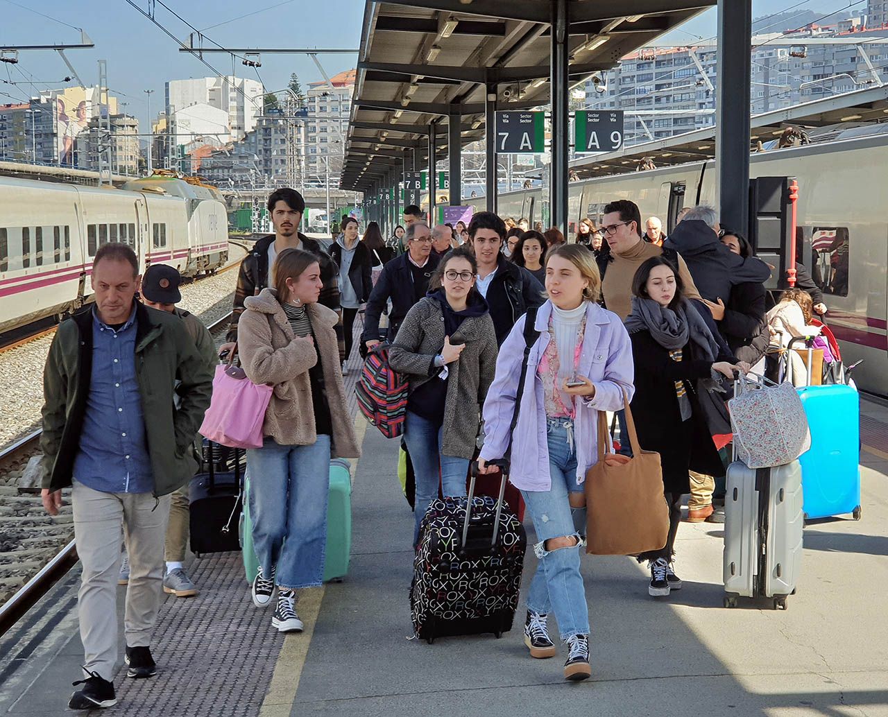 12-marzo-Los pasajeros del tren que llegó ayer abarrotado a Vigo desde Madrid Brea.jpg