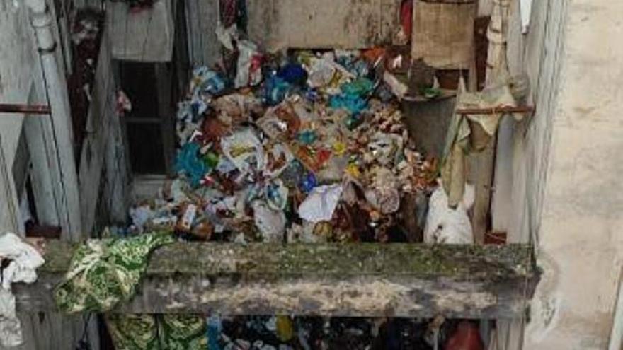 Vecinos de la ronda de Nelle denuncian la “insalubre” montaña de basura del patio de luces