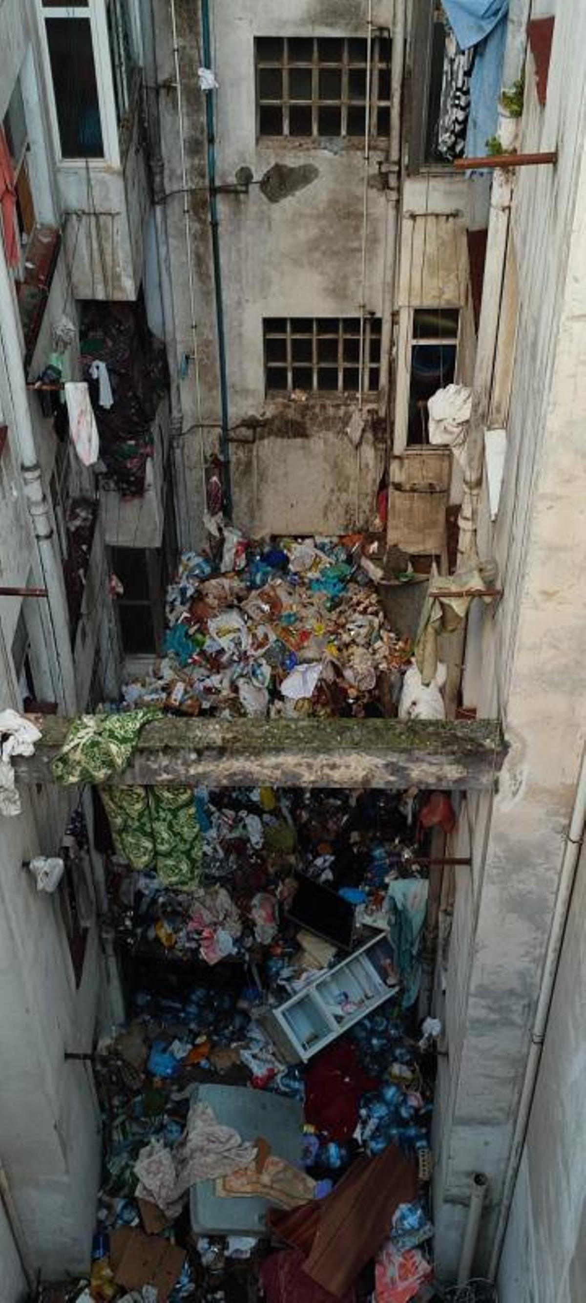 Retiran toneladas de basura del patio de luces de un edificio ocupado