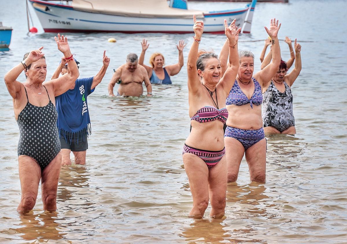 Los mayores van a la playa de Las Teresitas con Santa Cruz Vital