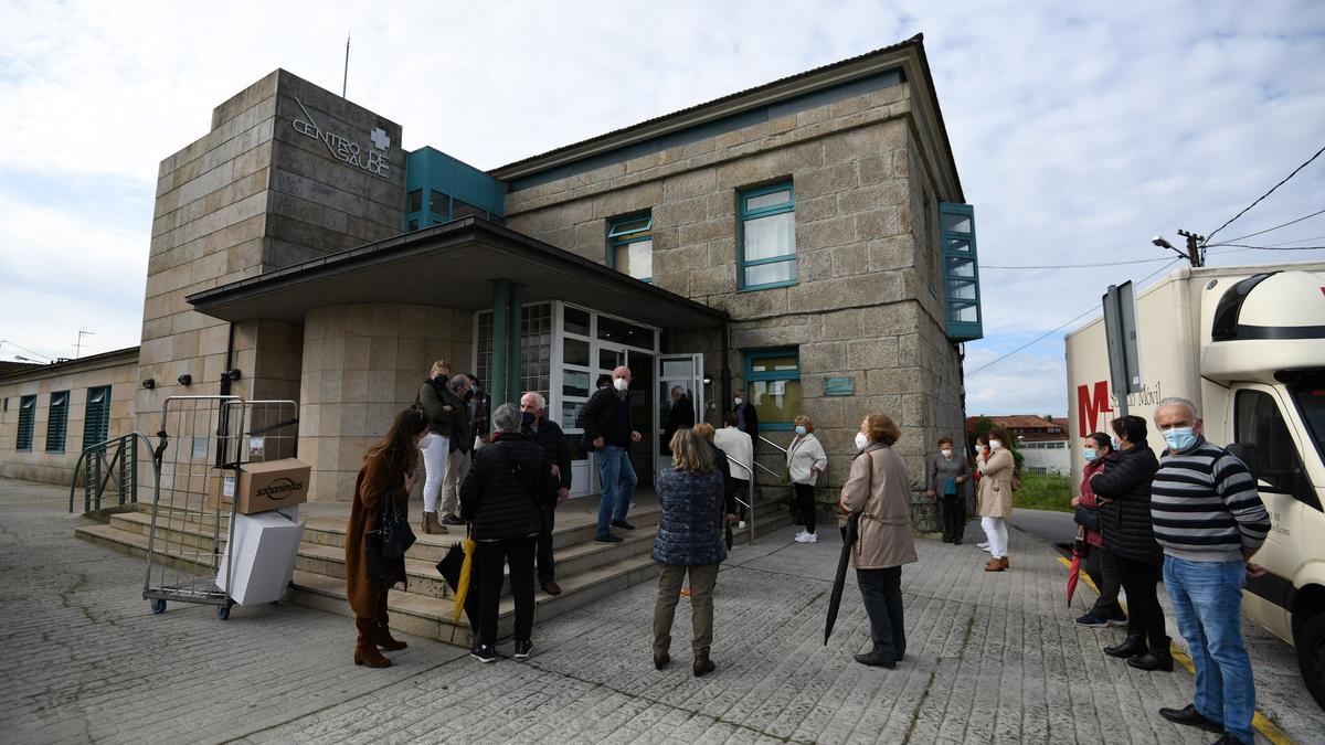 Exterior del centro de salud Anafáns de Poio, donde se está vacunando a la población.