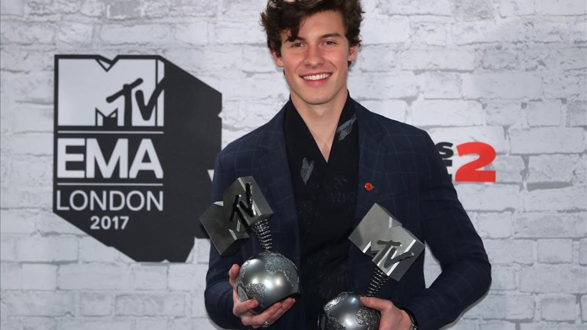 zentauroepp40924469 canadian singer shawn mendes poses with his awards during th171116170750