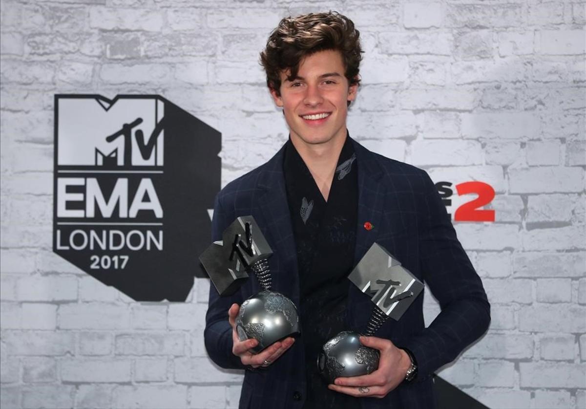zentauroepp40924469 canadian singer shawn mendes poses with his awards during th171116170750