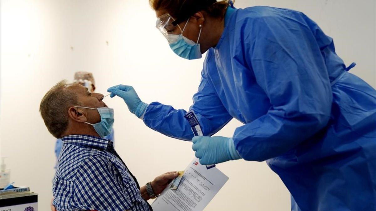 La toma de muestras de un test de antígenos para detectar el covid.