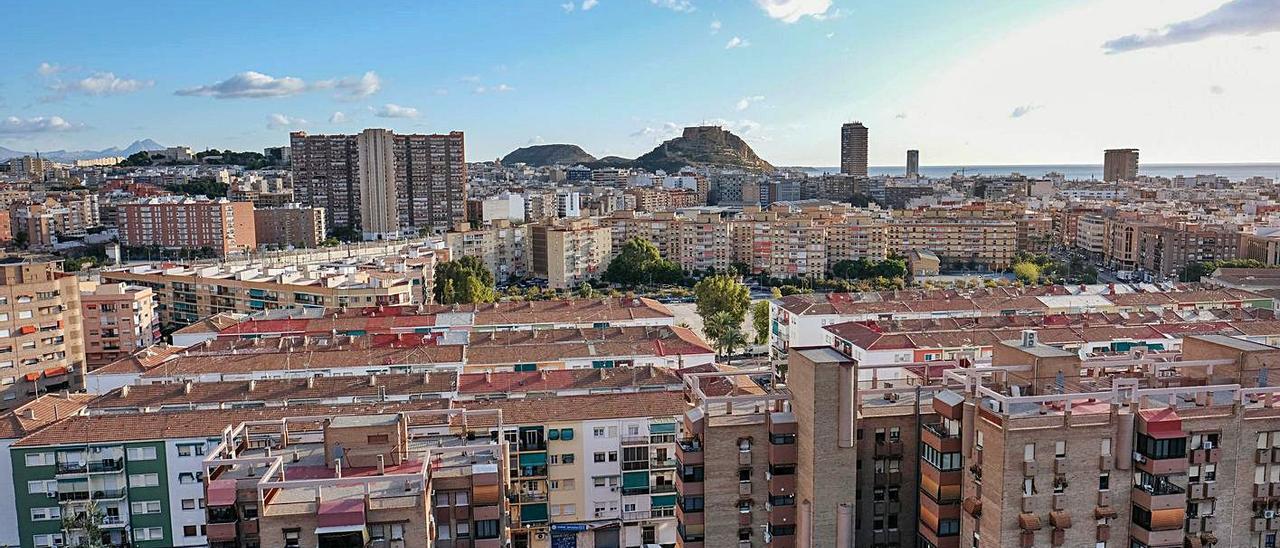 Imagen panorámica de la ciudad de Alicate, con el Castillo de Santa Bárbara al fondo.