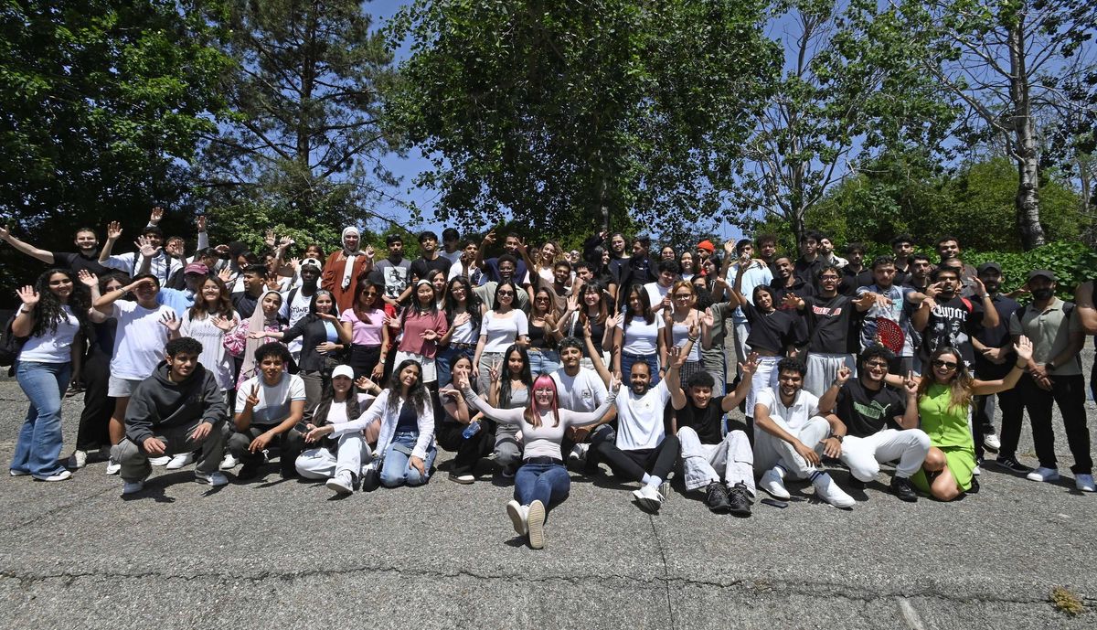 Estudiantes extranjeros, acopañados por Macarena Martínez (de verde) y Alba Zels (pelo rosa), de Campus Spain.