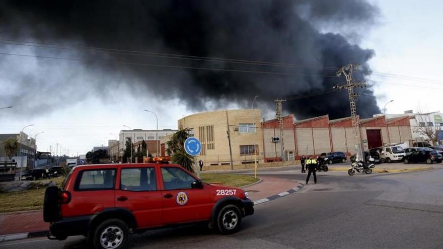 Desalojadas varias industrias tras una explosión en una química de Paterna