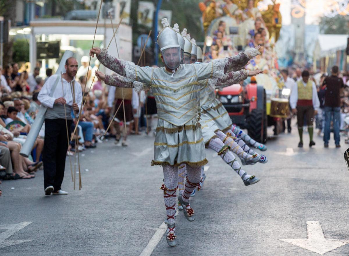 Consulta el horario y el recorrido de los desfiles más importantes de las Hogueras