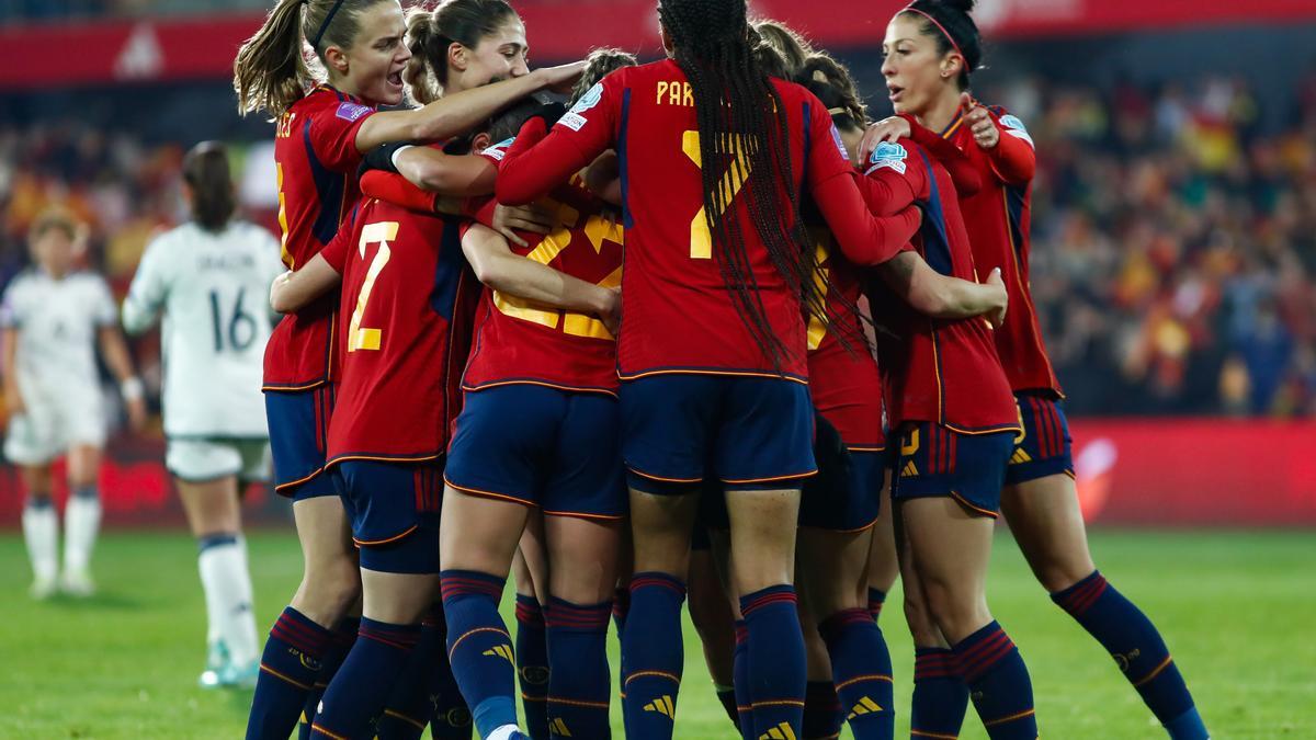 Jugadoras de la selección española ante Italia.