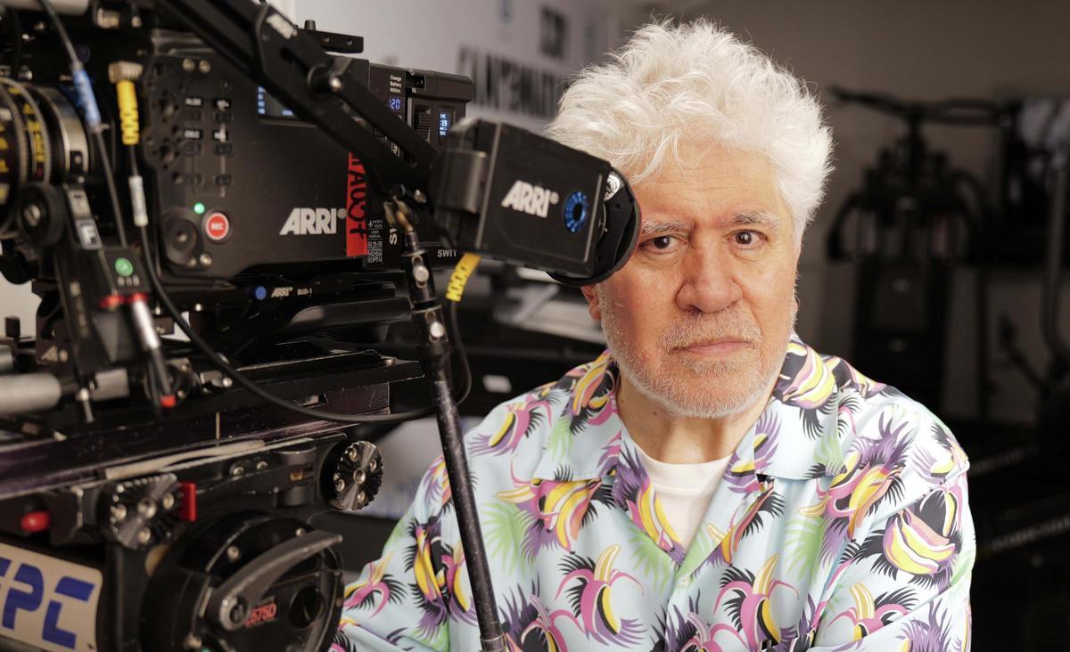 Pedro Almodóvar, durante el rodaje de 'Amarga Navidad'