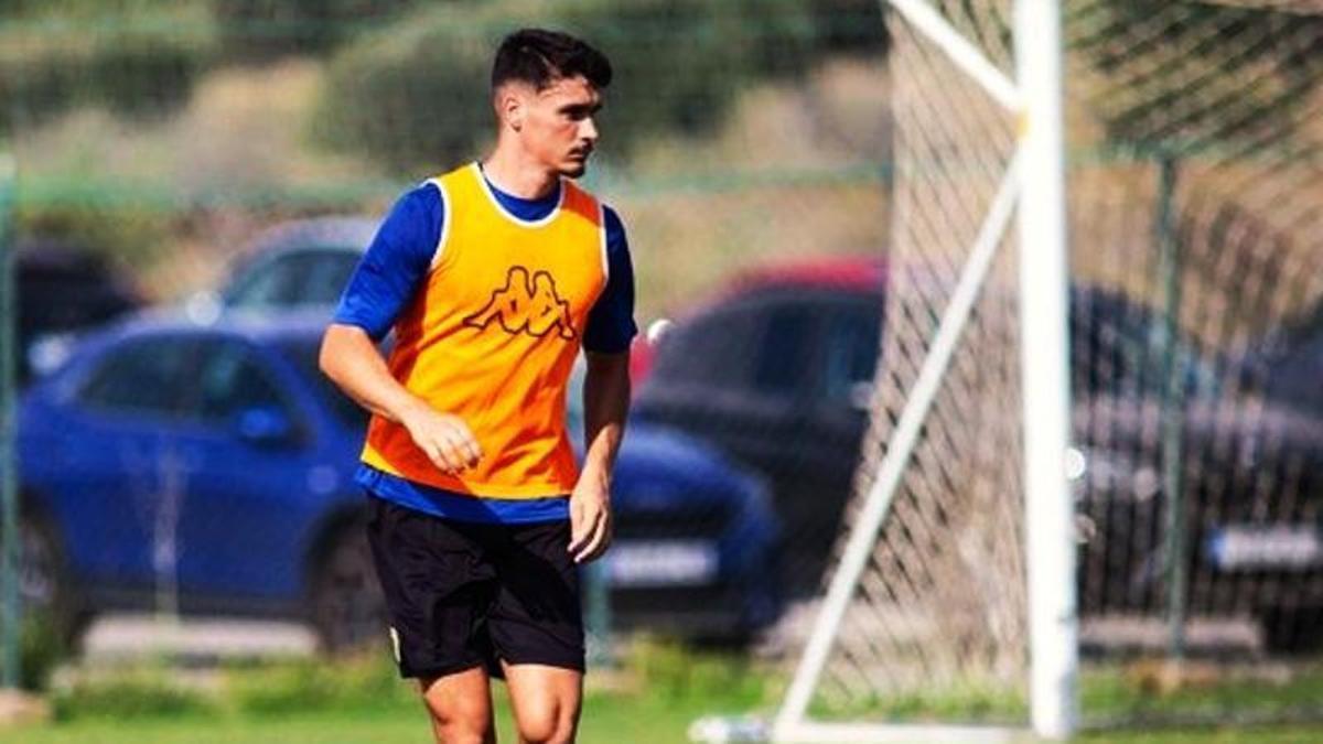 Sergi Molina, durante un entrenamiento con el Hércules en Fontcalent a las órdenes de Rubén Torrecilla, en Alicante.