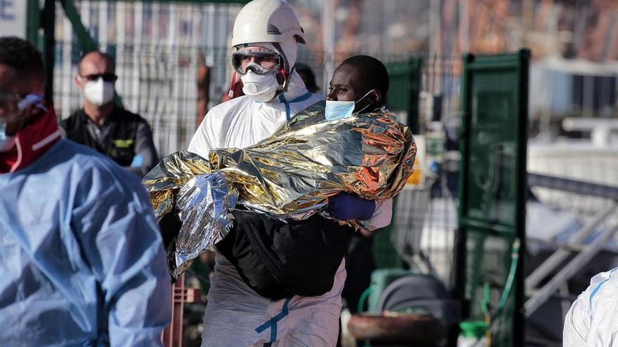 Descienden los 73 subsaharianos que arribaron al puerto de Santa Cruz de Tenerife en una patera