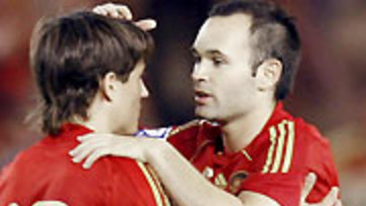 Bojan e Iniesta, durante el encuentro de clasificación para el mundial de Suráfrica 2010, que han disputado España y Armenia.