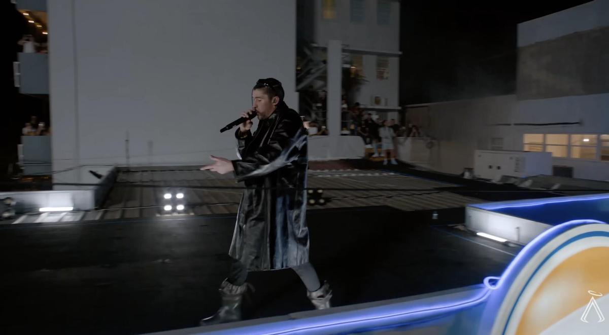 Bad Bunny, en el techo de una gasolinera de Puerto Rico