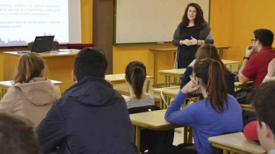 La benaventana Rebeca Cordero Gutiérrez durante su explicación del sistema universitario español en el IES León Felipe.